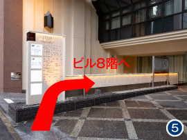 右側にONEST京都烏丸スクエアビル