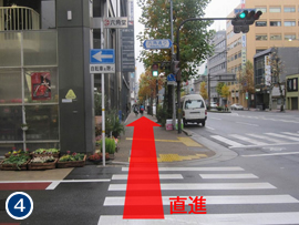 六角通りを超えてそのまま直進