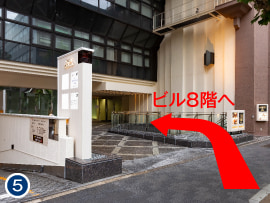 左側にONEST京都烏丸スクエアビル